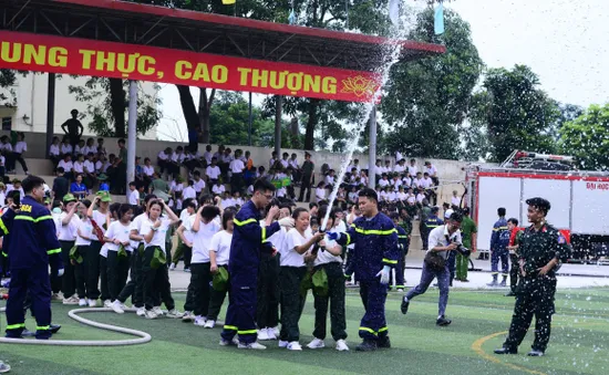Chiến sĩ nhí vượt ‘biển khói’, học kỹ năng dập lửa