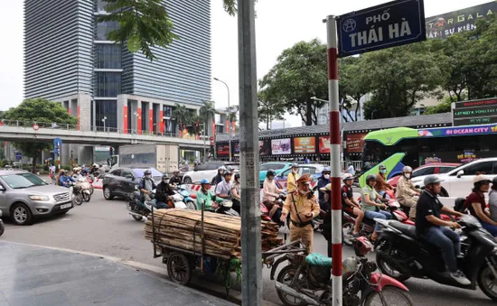 Hà Nội xử lý xe ba bánh, chở hàng cồng kềnh: Gần 30 trường hợp vi phạm trong một sáng