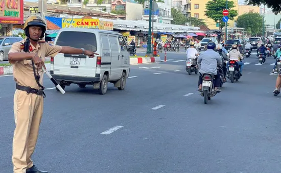 Sáng ngày thi đầu tiên: Giao thông thông suốt, thí sinh tự tin
