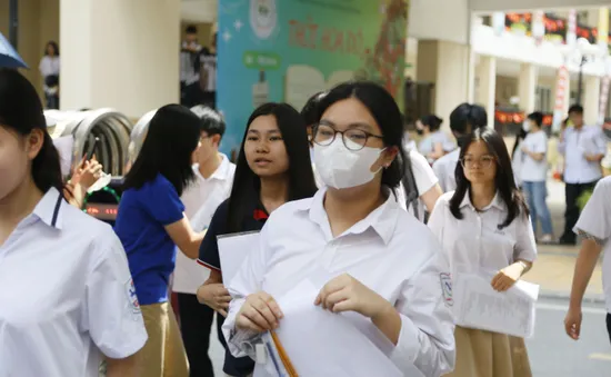 Thí sinh rạng rỡ sau khi hoàn thành môn thi Ngữ Văn dễ thở
