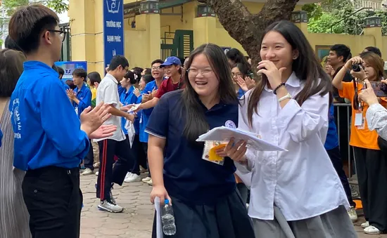 Ngày thi đầu tiên vào lớp 10 tại Hà Nội: Đề thi dễ thở, thí sinh rạng rỡ
