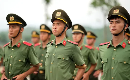 Khối nam sĩ quan kỹ thuật nghiệp vụ phơi mình giữa “chảo lửa” chuẩn bị cho diễu binh 2/9