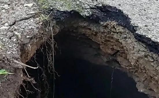 Lần đầu xuất hiện sụt lún ngay mép đường vào hồ Ba Bể