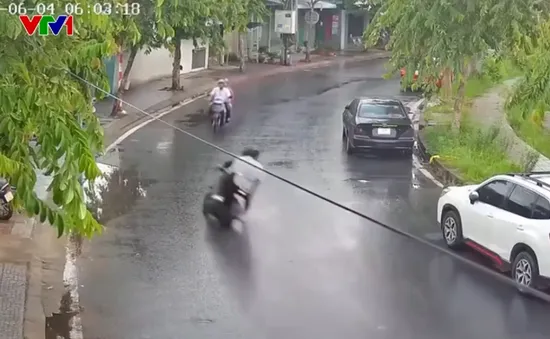 Xe máy ôm cua tốc độ cao trên đường trơn trượt, lao thẳng vào nhà dân
