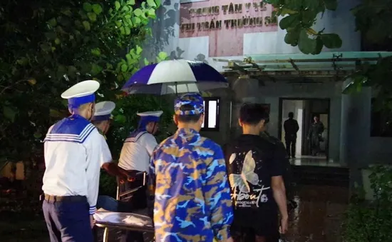 Đảo Trường Sa cấp cứu ngư dân Quảng Nam trong đêm