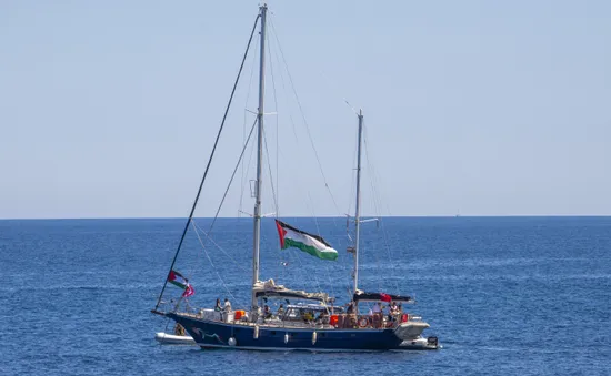 Israel chặn tàu cứu trợ tới Gaza