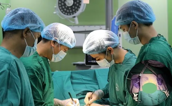 Nguy cơ đoạn chi vì tắc mạch, bệnh nhân được nối cầu bằng mạch nhân tạo