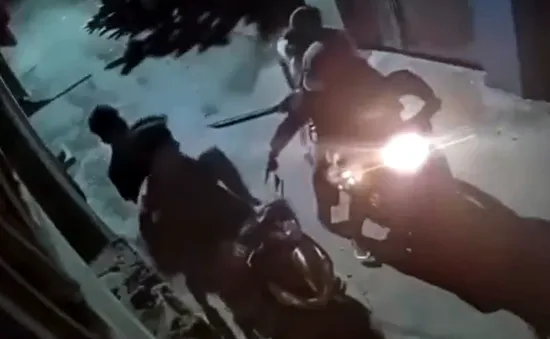 2 thanh niên Hà Nội bị đuổi đến tận cổng, cướp chỉ lấy được... vỉ kẹo cao su