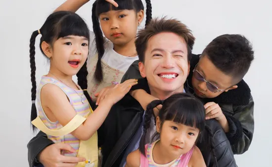 S.T Sơn Thạch lần đầu làm bố chăm 5 con: Cột tóc, dọn giường, đi chợ, nấu ăn