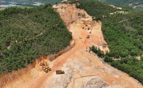 Bình Định: Khai thác đất "lậu" diễn ra công khai tại khu vực mỏ QN03