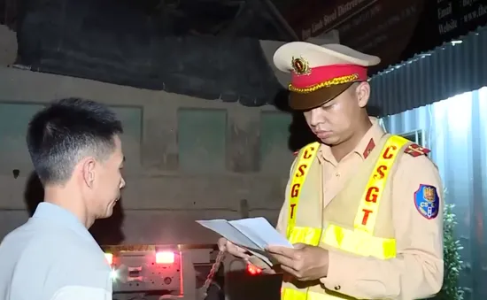 Chiêu trò cảnh giới cho xe chở quá tải né CSGT ở Hà Nội