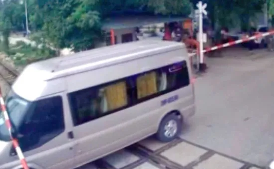 Hà Nội: Tước GPLX tài xế xe khách vượt chắn tàu, gây hỏng cần barie