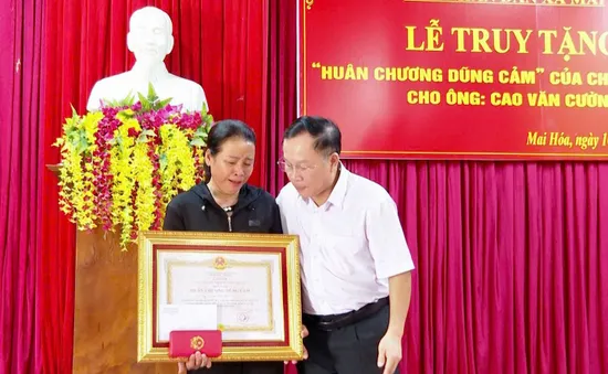 Truy tặng "Huân chương dũng cảm" của Chủ tịch nước cho người đàn ông cứu người trong lũ