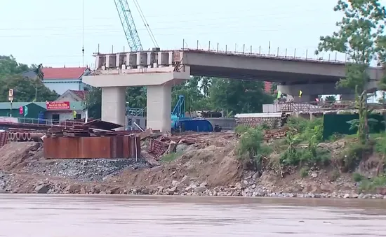 Đảm bảo an toàn khi qua cầu phao Phong Châu trong mùa mưa lũ