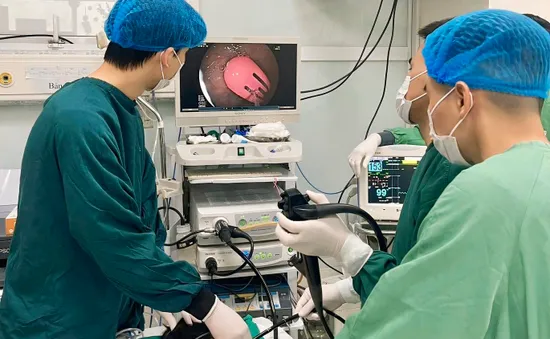 Gắp thành công kẹp tóc dài 5cm trong dạ dày bé gái 21 tháng tuổi