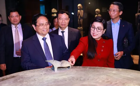 Thủ tướng Phạm Minh Chính và Phu nhân tham quan Bảo tàng Quai Branly ở Paris
