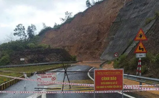 Mưa như trút nước gây ngập úng, sạt lở ở nhiều nơi tại TP Huế