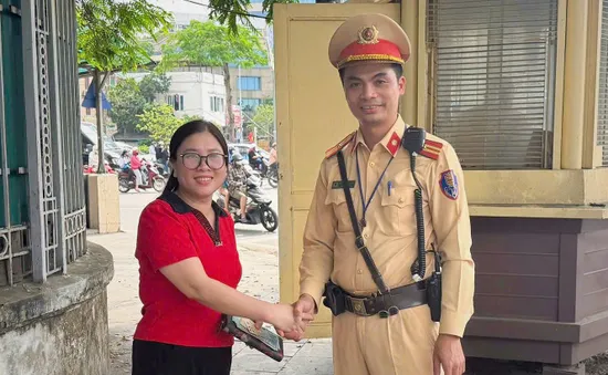 Rơi ví khi đi khám bệnh, người phụ nữ bất ngờ nhận lại từ CSGT Hà Nội
