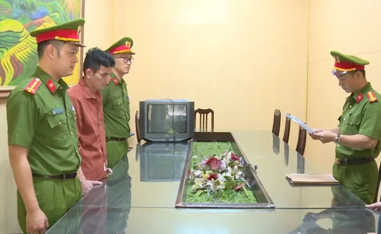 Khởi tố 2 đối tượng sản xuất khô gà, khô bò, heo cháy tỏi giả