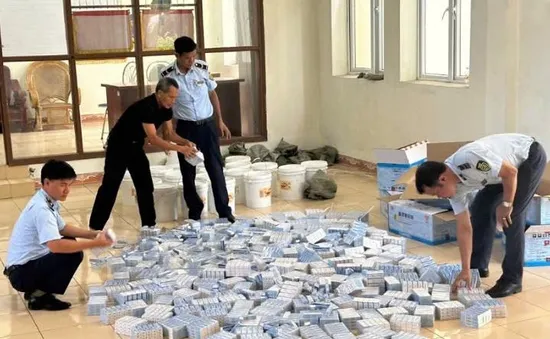 Đột kích kho hàng ở Móng Cái, phát hiện hơn 5.000 tuýp thuốc trị ngứa và 400 lít siro nhập lậu