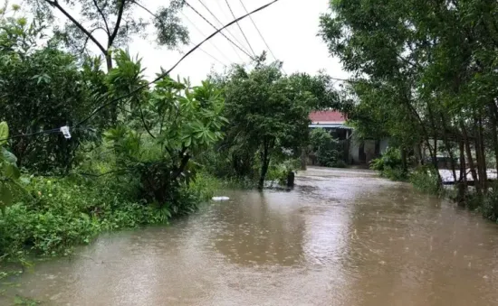 Đi giúp con gái chống lũ, người đàn ông bị điện giật tử vong