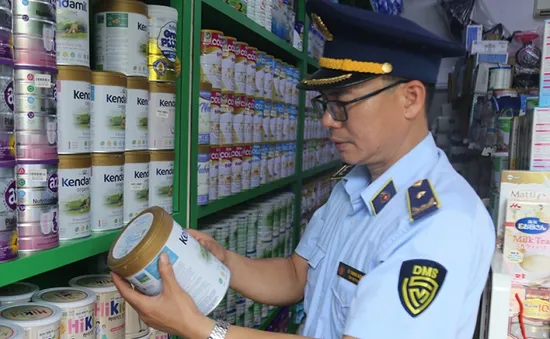 Phát hiện kho hàng lậu nằm ngay giữa trung tâm Hà Nội