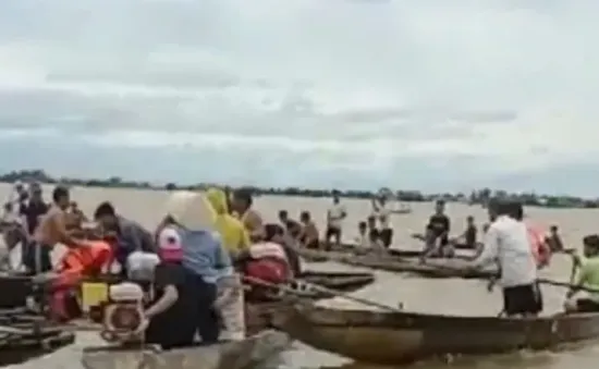 Thuyền lật giữa dòng lũ, một người sống sót, hai người thiệt mạng