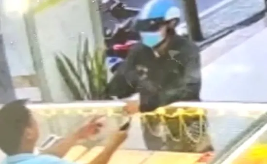 Giả vờ mua vàng, cướp 5 chỉ rồi tháo chạy