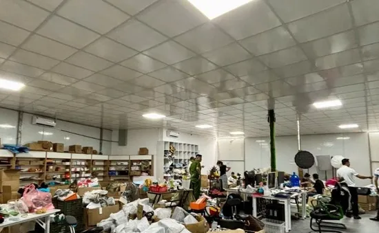 Thu giữ hàng nghìn sản phẩm bán online không chứng từ hợp pháp