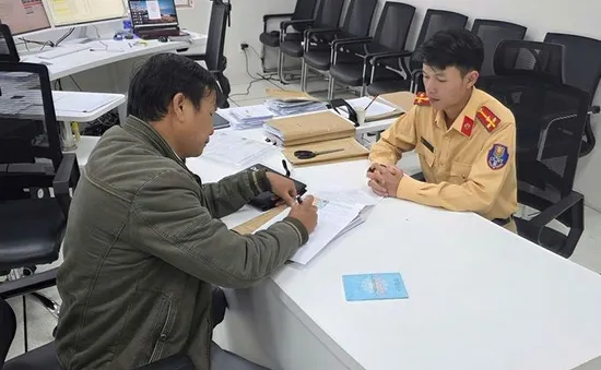 Tài xế 2 lần vượt đèn đỏ để chở người đi cấp cứu được CSGT biểu dương