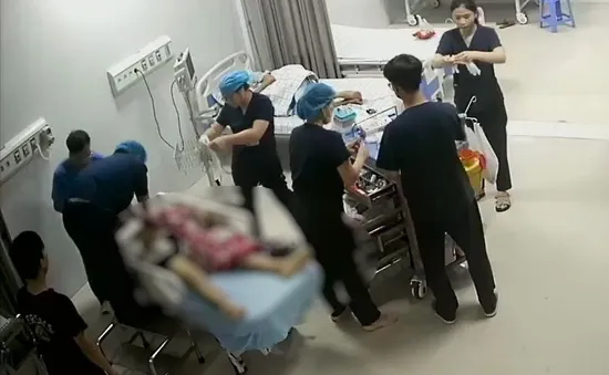 Tai nạn sét đánh giữa cánh đồng: Cảnh báo thói quen làm việc dưới mưa