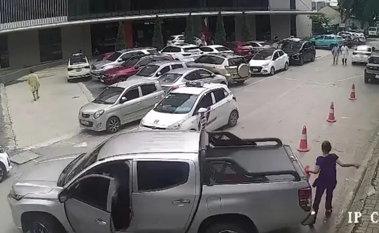 Xe bán tải bất ngờ lùi cán qua người phụ nữ đi bộ trong bệnh viện ở Hà Nội