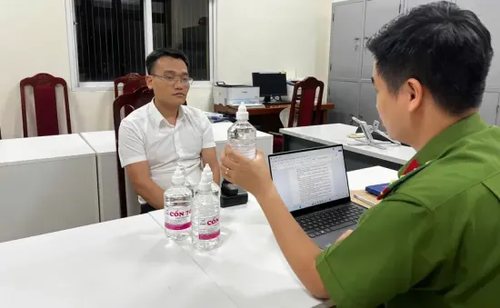 Lời khai của Phó Chủ tịch thị trấn ở Hà Nội sản xuất cồn y tế giả