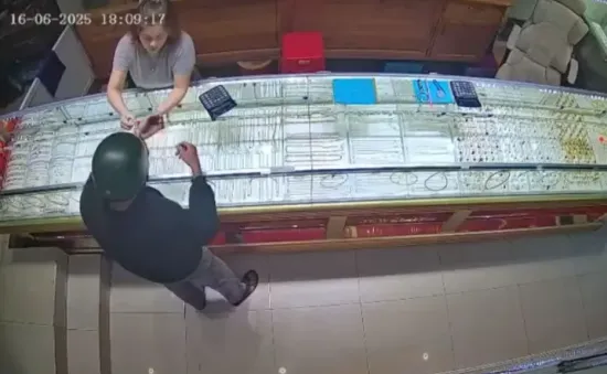 Kẻ cướp tiệm vàng ở Lâm Đồng bị bắt khi vừa xuống máy bay