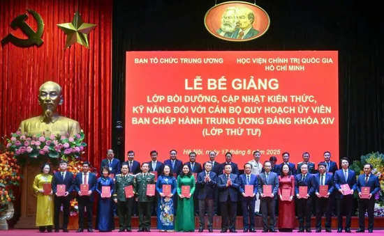 Bế giảng lớp bồi dưỡng cán bộ quy hoạch Ủy viên Trung ương khóa XIV