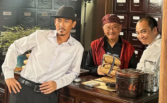 Hứa Vĩ Văn hội ngộ bạn diễn đặc biệt sau 15 năm, NSND Trịnh Kim Chi nhận bằng thạc sĩ ở tuổi 54