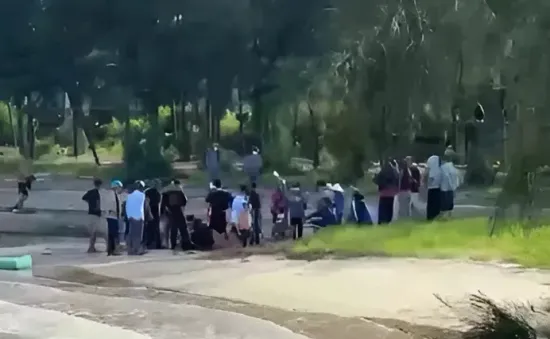 Ba anh em ruột suýt chết đuối do hụt chân vào hố sụt cát ngầm