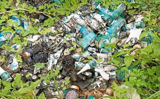 Chủ kênh Tiktok “Gia đình Hải Sen” bị bắt: Nhiều sản phẩm bị đốt cháy nham nhở, vứt bỏ bên đường