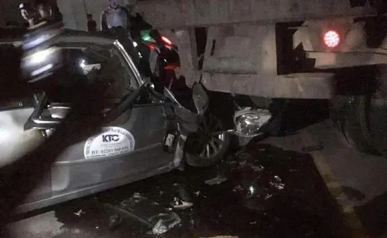 Xe con tông xe đầu kéo đang dừng, 5 người trong gia đình thương vong