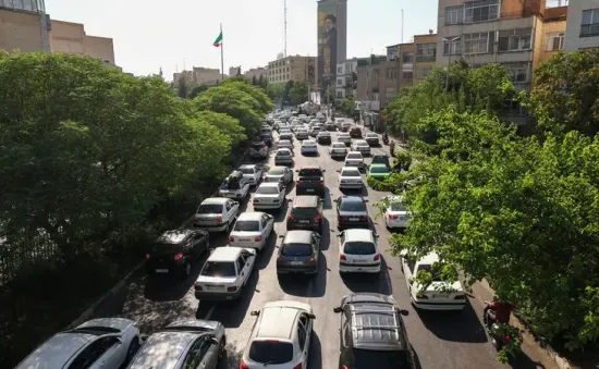 Tắc nghẽn giao thông nghiêm trọng tại Iran do người dân sơ tán