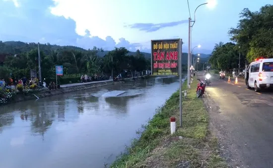 Ô tô chở 13 người lao xuống mương nước sau va chạm xe máy