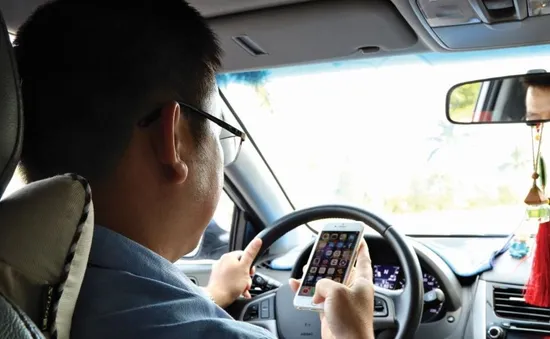 Cục CSGT: Tuyệt đối không sử dụng điện thoại khi lái xe