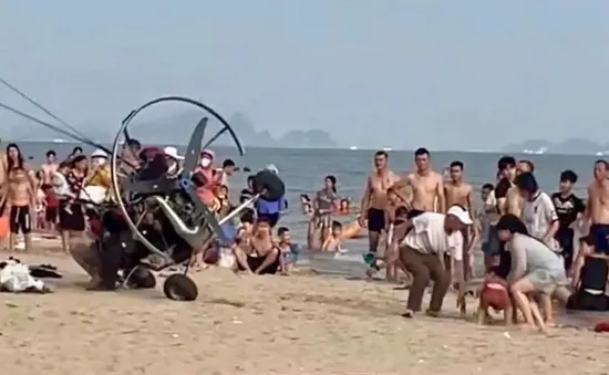 Dù lượn gắn động cơ lao vào du khách trên bãi biển Hạ Long