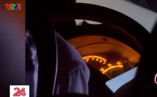 Tài xế xe khách chạy 100 km/h vẫn cầm điện thoại nhắn tin