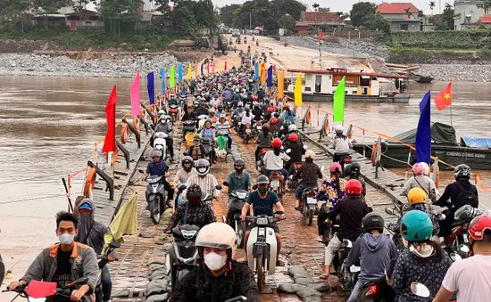 Phú Thọ: Cầu phao Phong Châu chính thức hoạt động trở lại