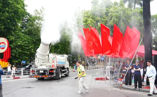 Hà Nội vận hành xe phun sương dập bụi hiện đại tại 4 quận nội thành