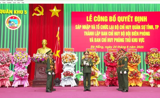 Công bố quyết định của Bộ Quốc phòng và trao Quân kỳ quyết thắng cho các tổ chức quân sự địa phương.