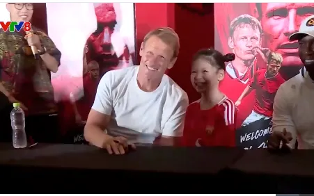 Cảm xúc người hâm mộ khi được gặp các huyền thoại Manchester United