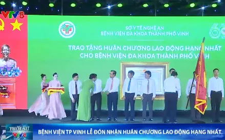 Bệnh viện TP Vinh đón nhận Huân chương lao động Hạng nhất