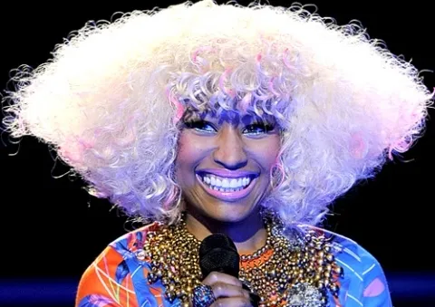 Nicki Minaj lăng xê  thời trang tóc kinh dị